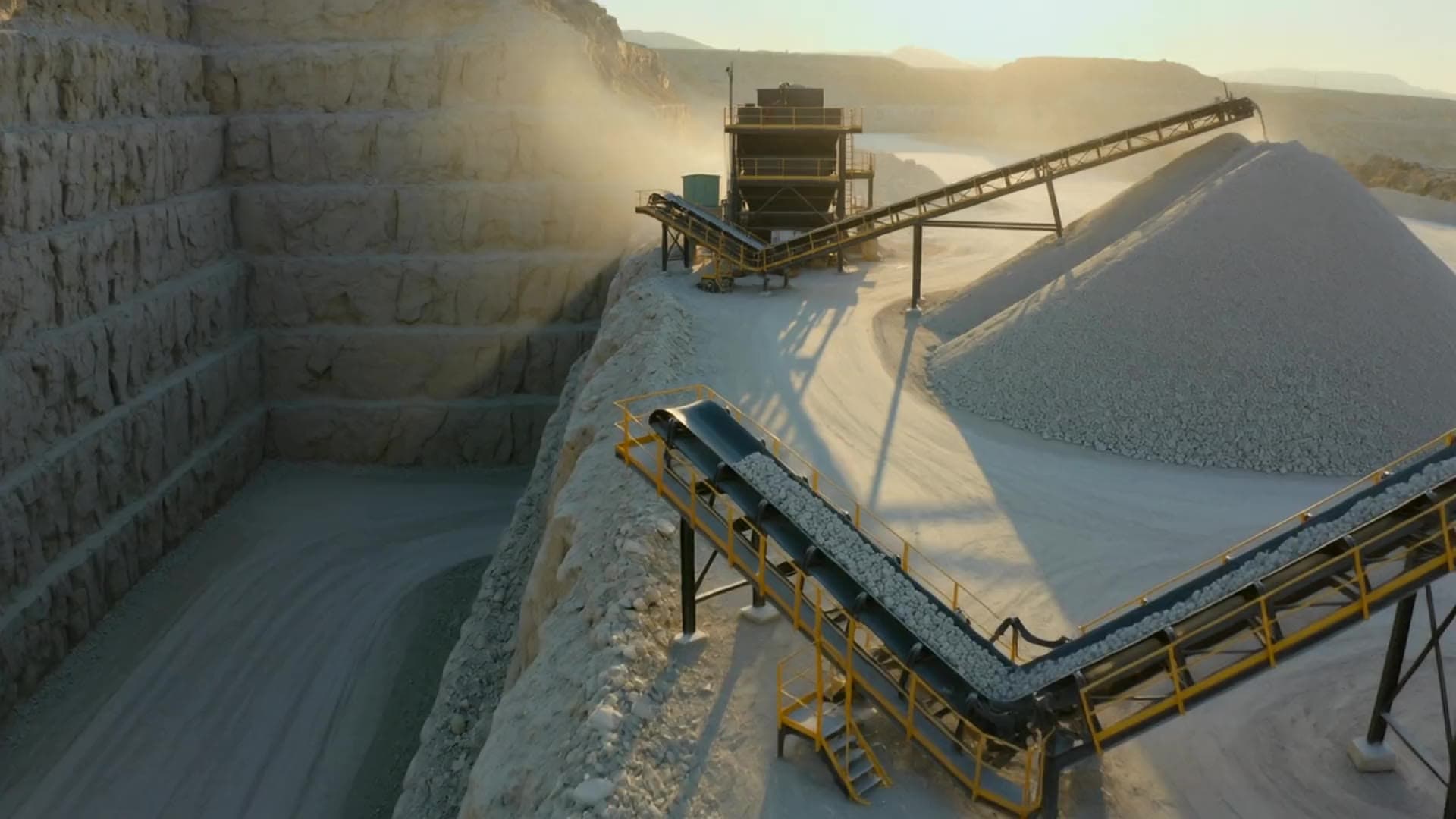 Aggregate crushing and screening plant with conveyors at a quarry